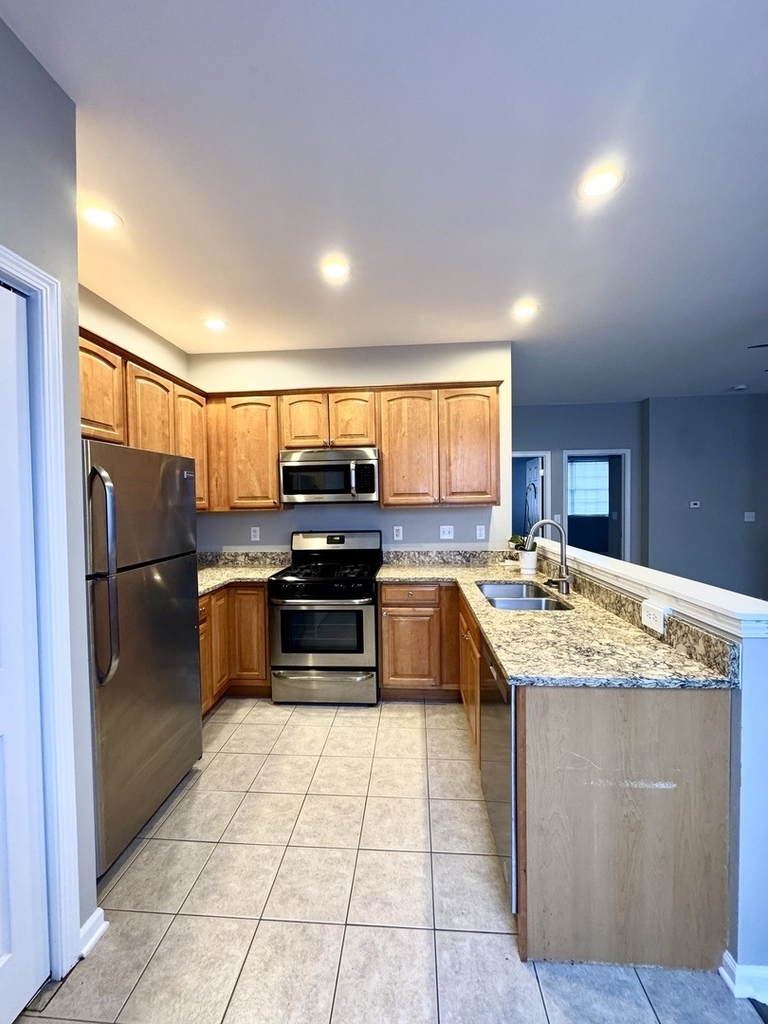255 N Sacramento Street - Photo 2