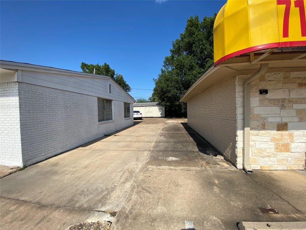 2125 Strawberry Road - Photo 5