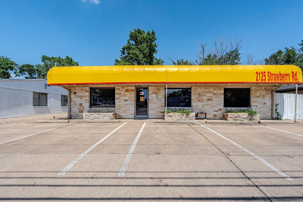 2125 Strawberry Road - Photo 3