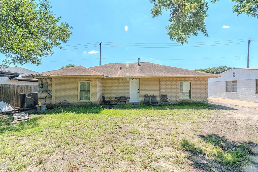 2125 Strawberry Road - Photo 13