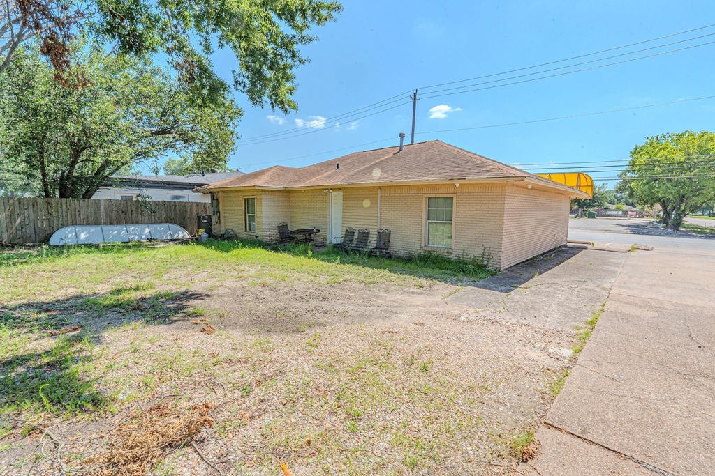 2125 Strawberry Road - Photo 11