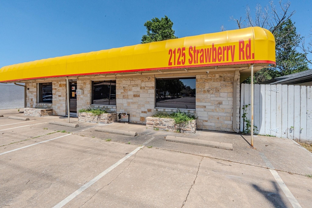 2125 Strawberry Road - Photo 2