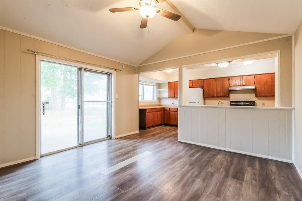 200 Montrose Circle - Photo 5