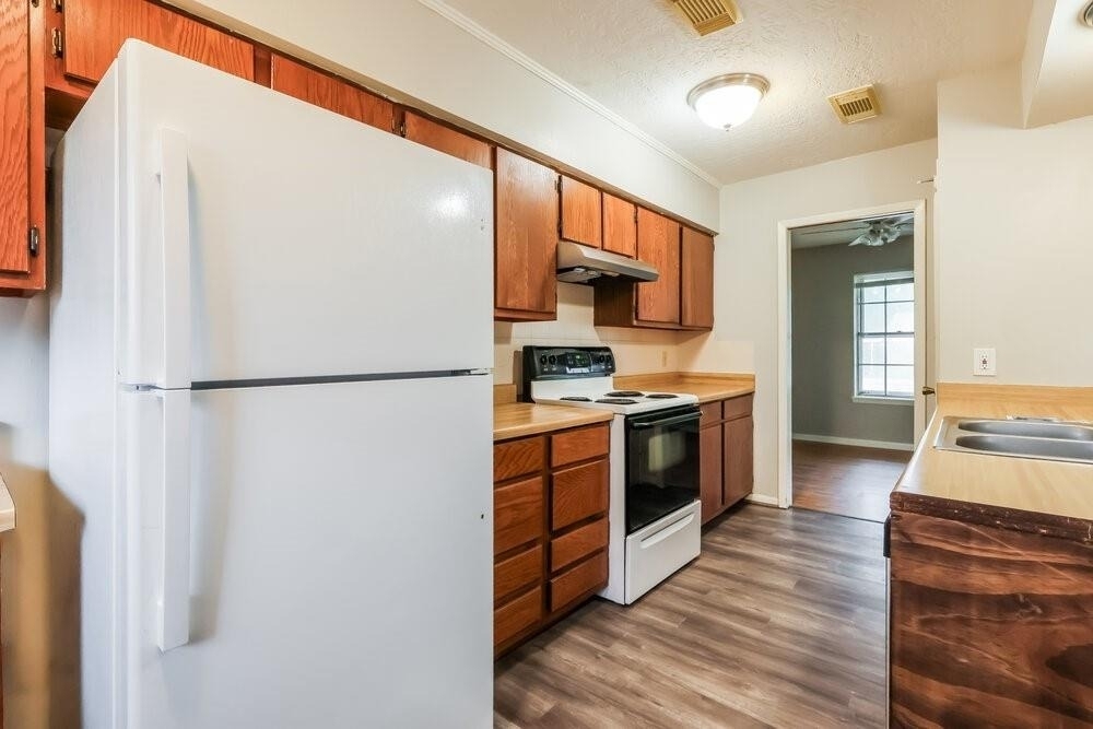 200 Montrose Circle - Photo 7