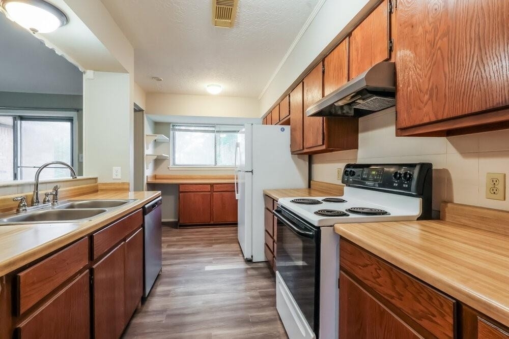 200 Montrose Circle - Photo 6