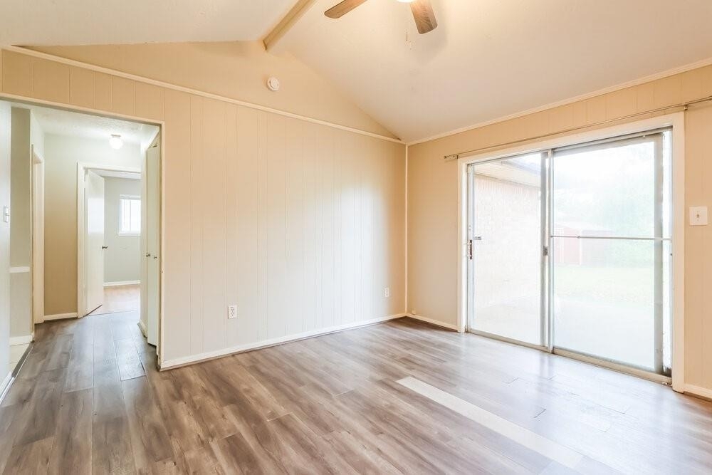 200 Montrose Circle - Photo 4