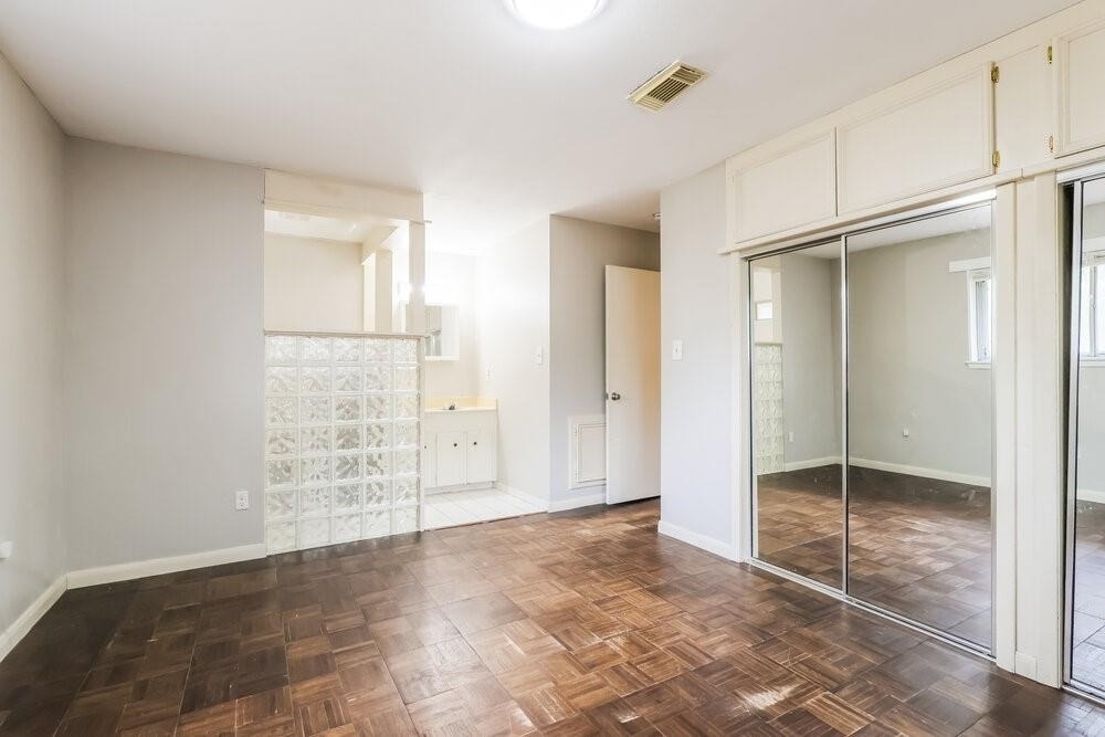 200 Montrose Circle - Photo 8