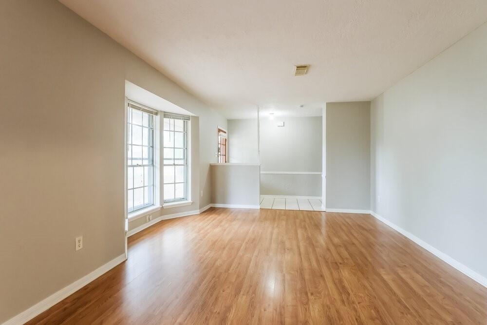 200 Montrose Circle - Photo 2