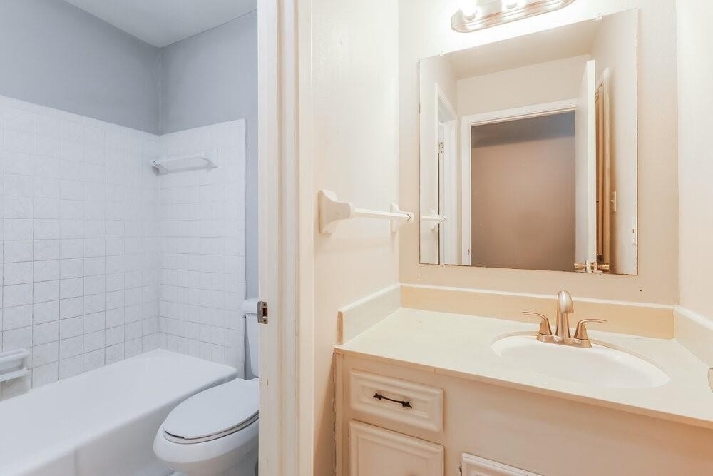 200 Montrose Circle - Photo 13