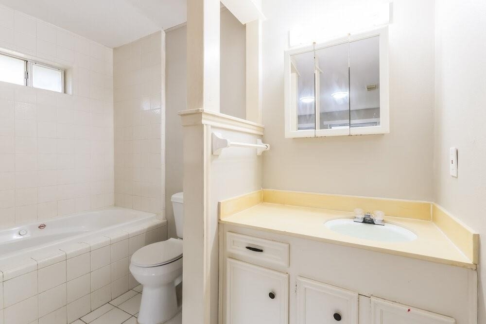 200 Montrose Circle - Photo 10