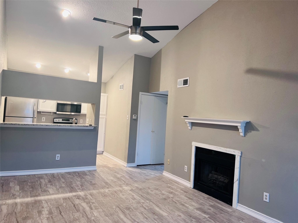 2121 El Paseo Street - Photo 2