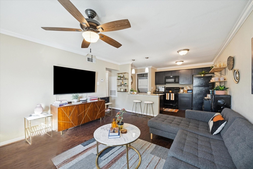 1600 W T C Jester Boulevard - Photo 1