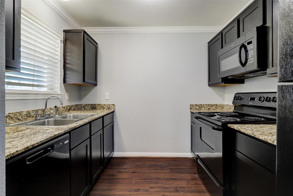 1600 W T C Jester Boulevard - Photo 3