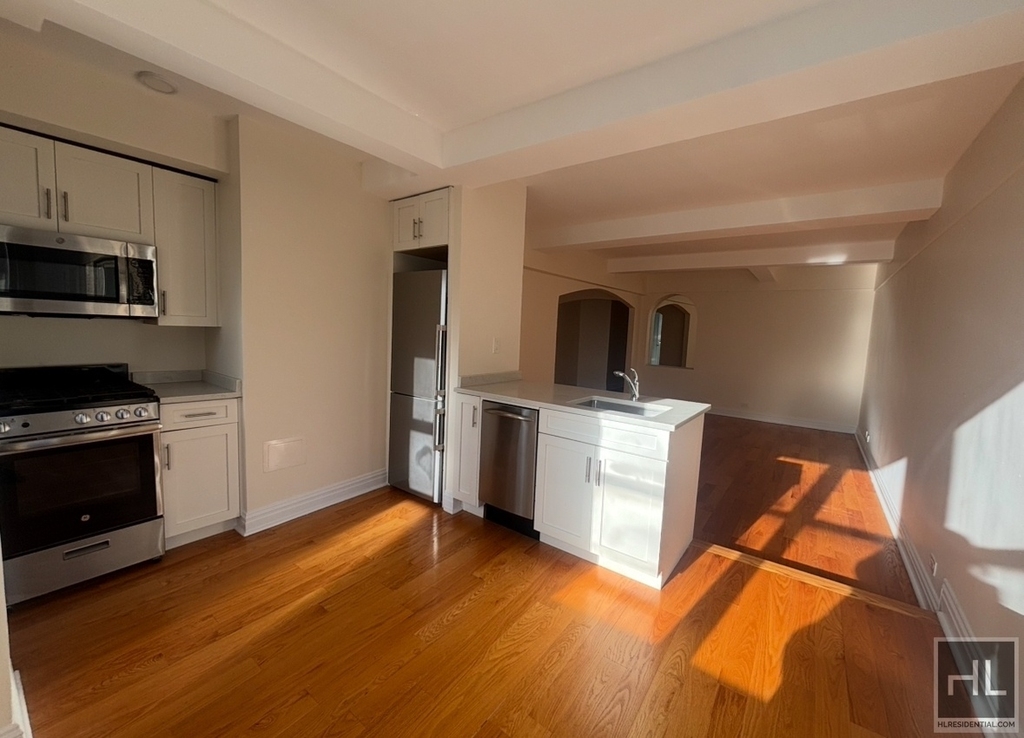 East 56 Street - Photo 3