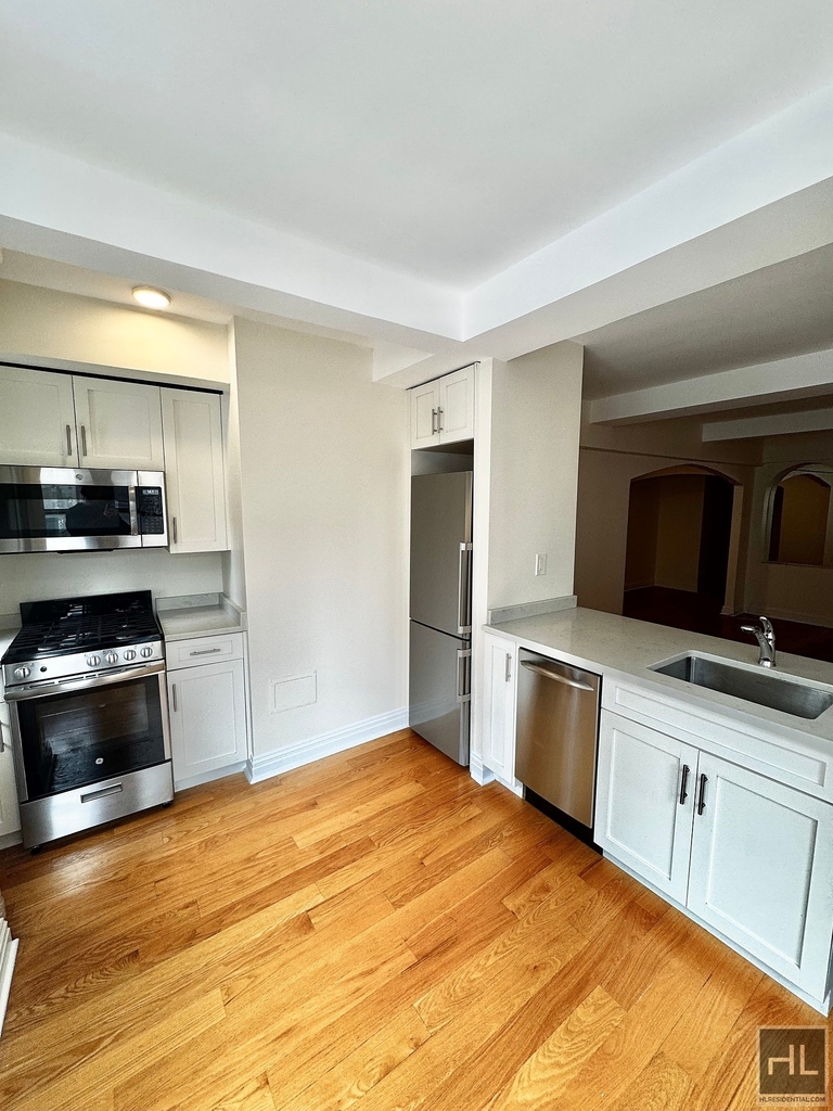 East 56 Street - Photo 2