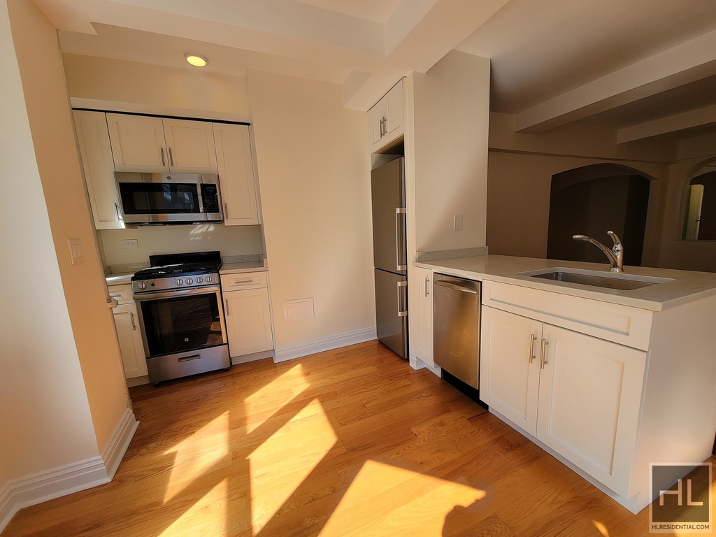 East 56 Street - Photo 1