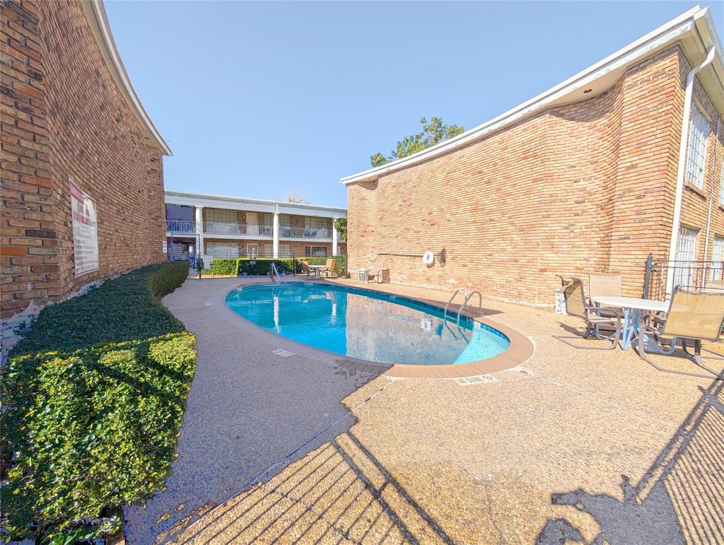 2101 Fountain View Drive - Photo 4