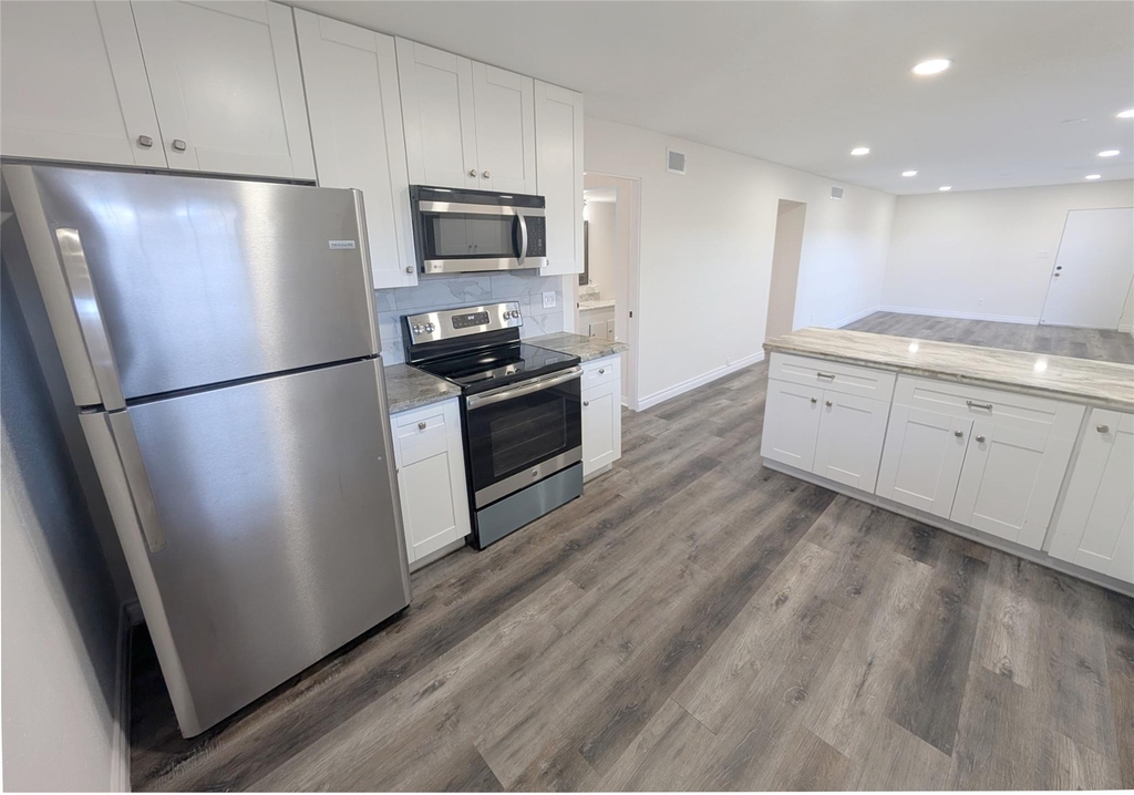 2101 Fountain View Drive - Photo 3