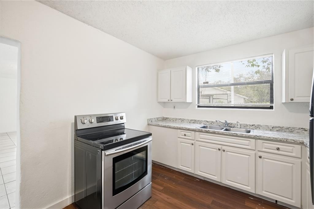 10019 N Jasmine Avenue - Photo 8