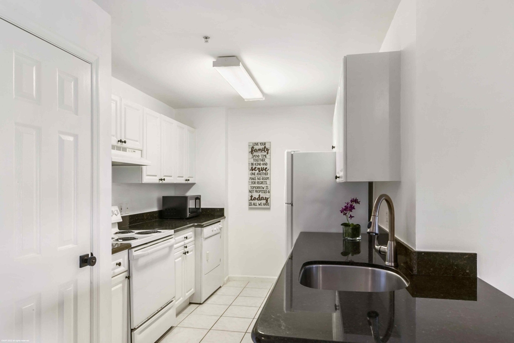 2040 Greenview Shores Boulevard - Photo 8