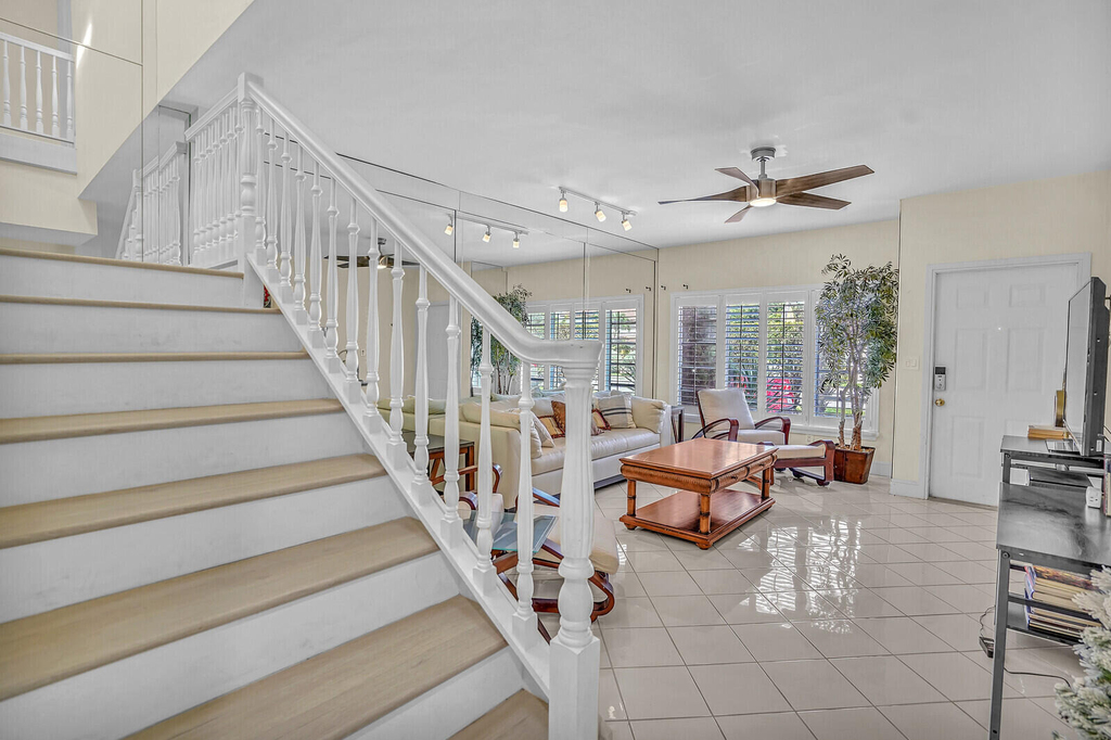 584 Se 20th Avenue - Photo 3