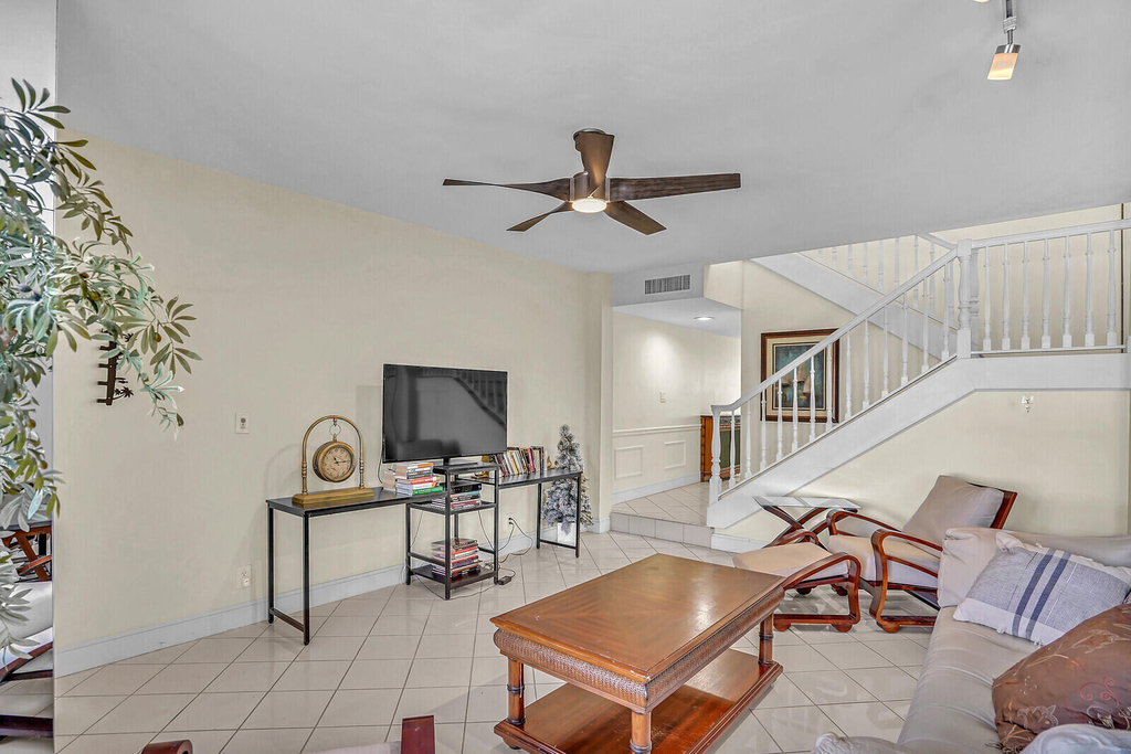 584 Se 20th Avenue - Photo 2