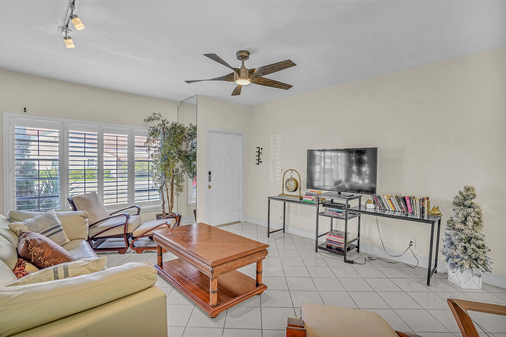 584 Se 20th Avenue - Photo 7