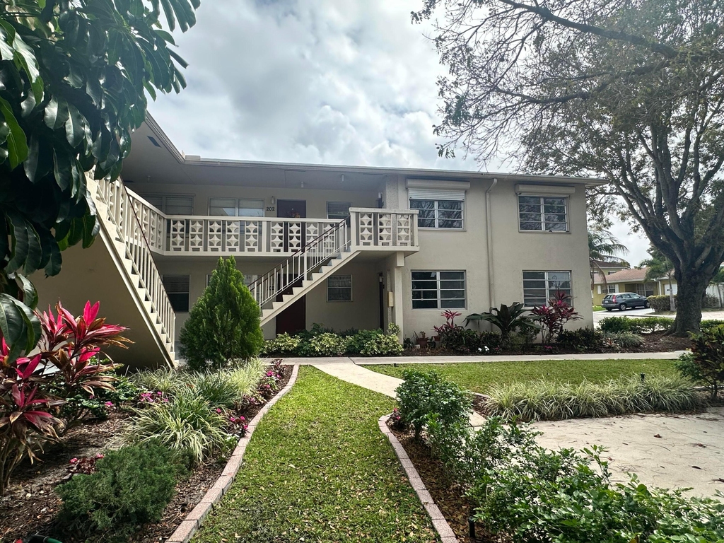 606 S C Street - Photo 1