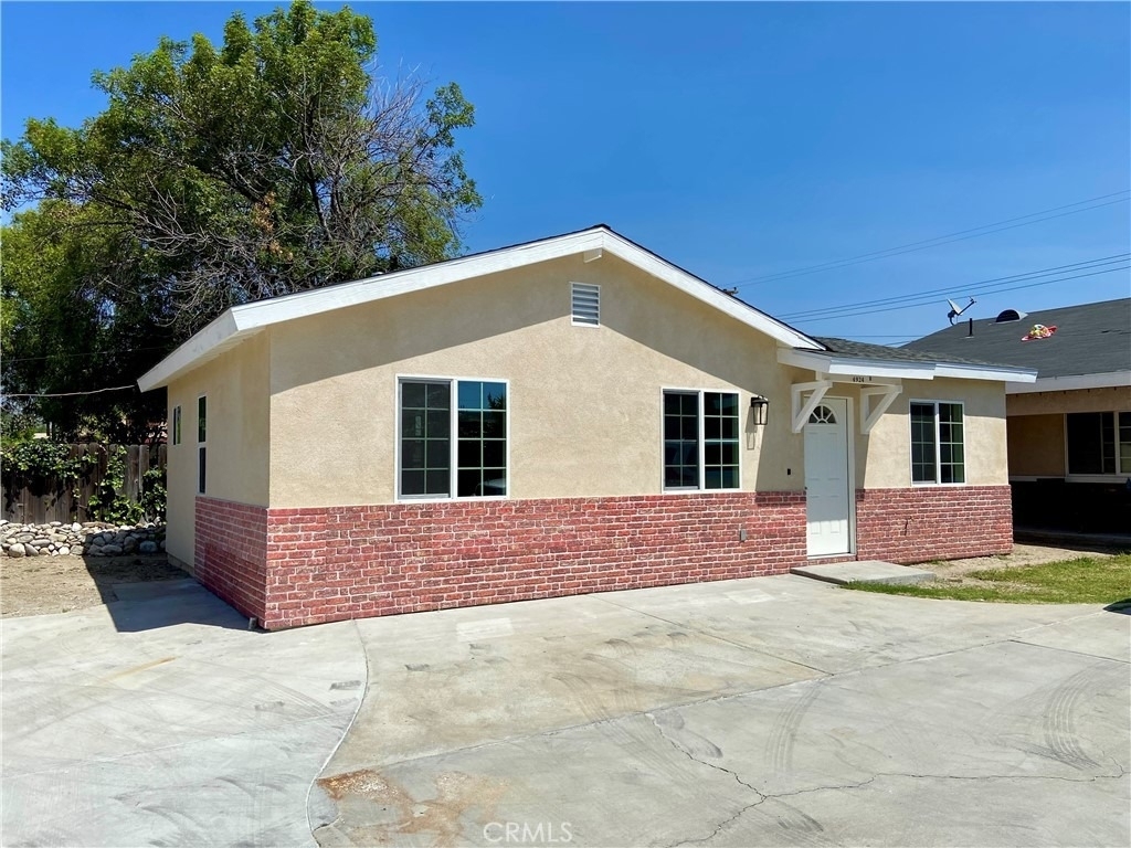 4924 Stewart Ave - Photo 0
