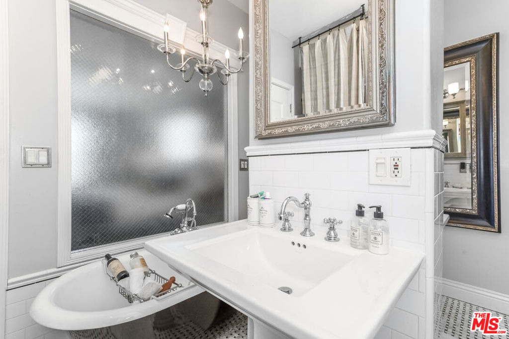 1424 N Crescent Heights Boulevard - Photo 17