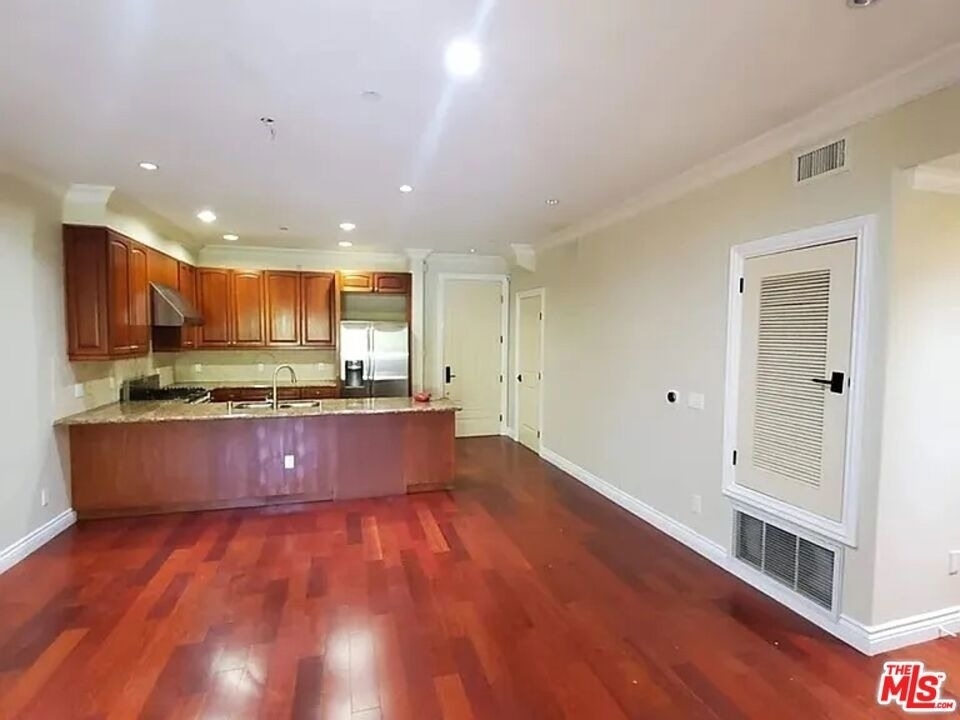 1135 S Shenandoah Street - Photo 2