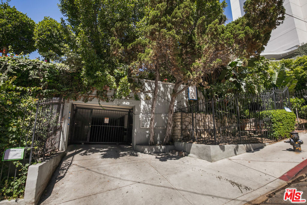 1323 N Olive Drive - Photo 32