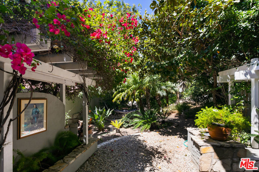1323 N Olive Drive - Photo 21