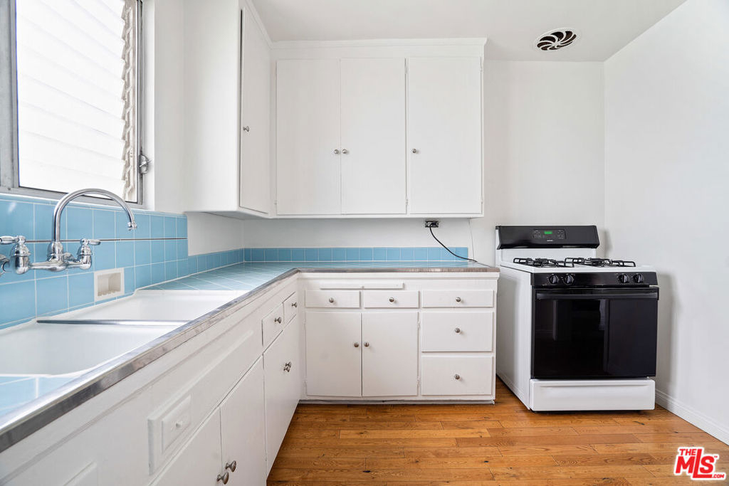 1323 N Olive Drive - Photo 9