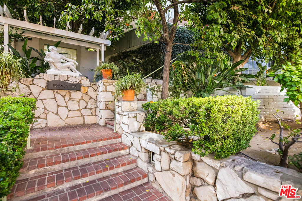 1323 N Olive Drive - Photo 20