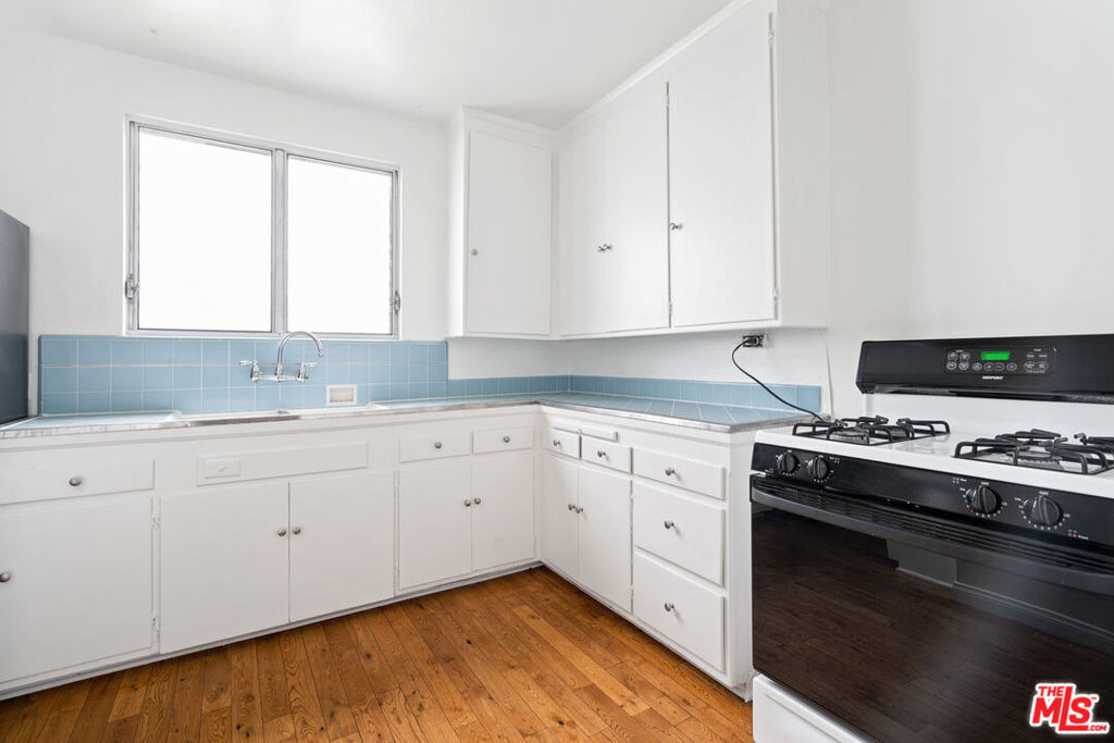 1323 N Olive Drive - Photo 8