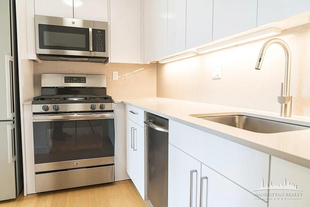 Second Avenue - Photo 1