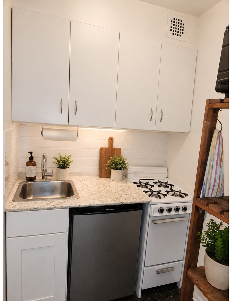 135 E 54th St - Photo 4