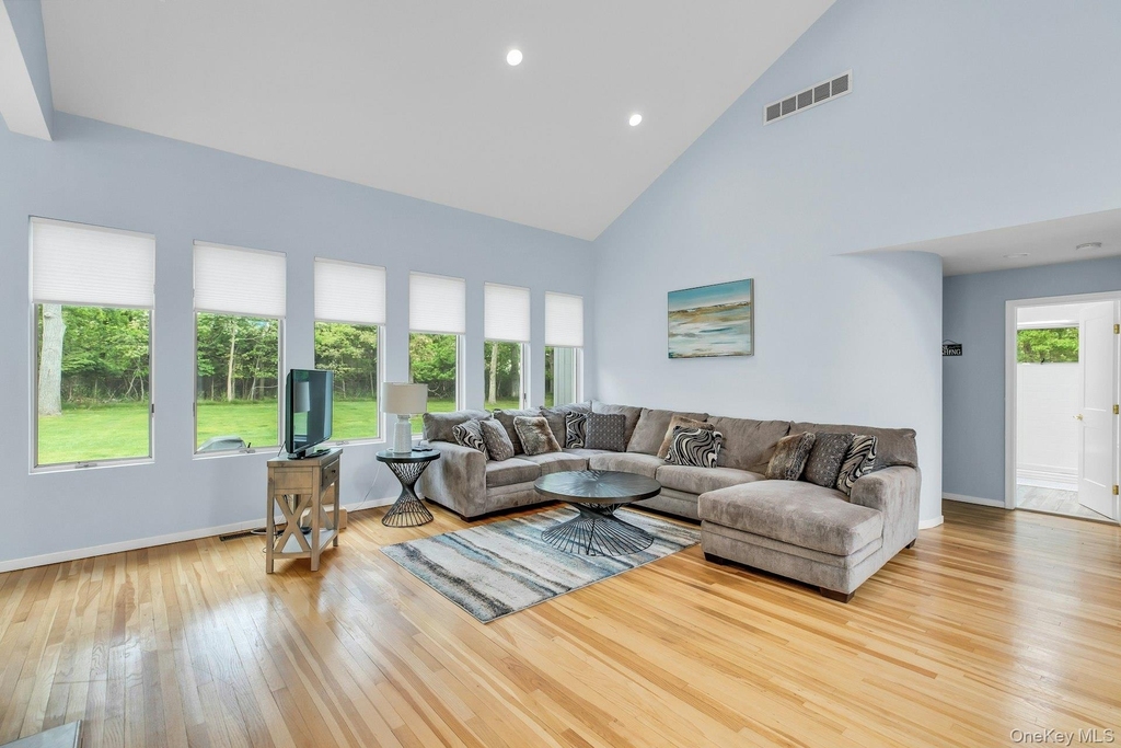 35 Bay Avenue W - Photo 6