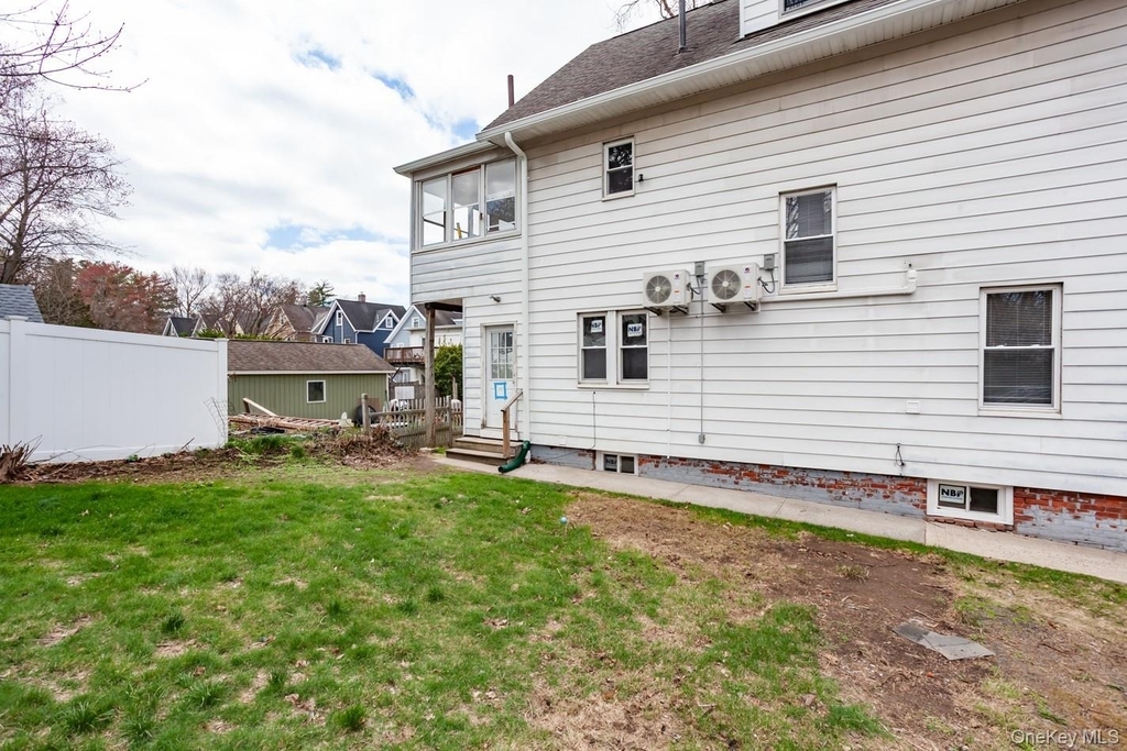 1009 Hudson Avenue - Photo 2