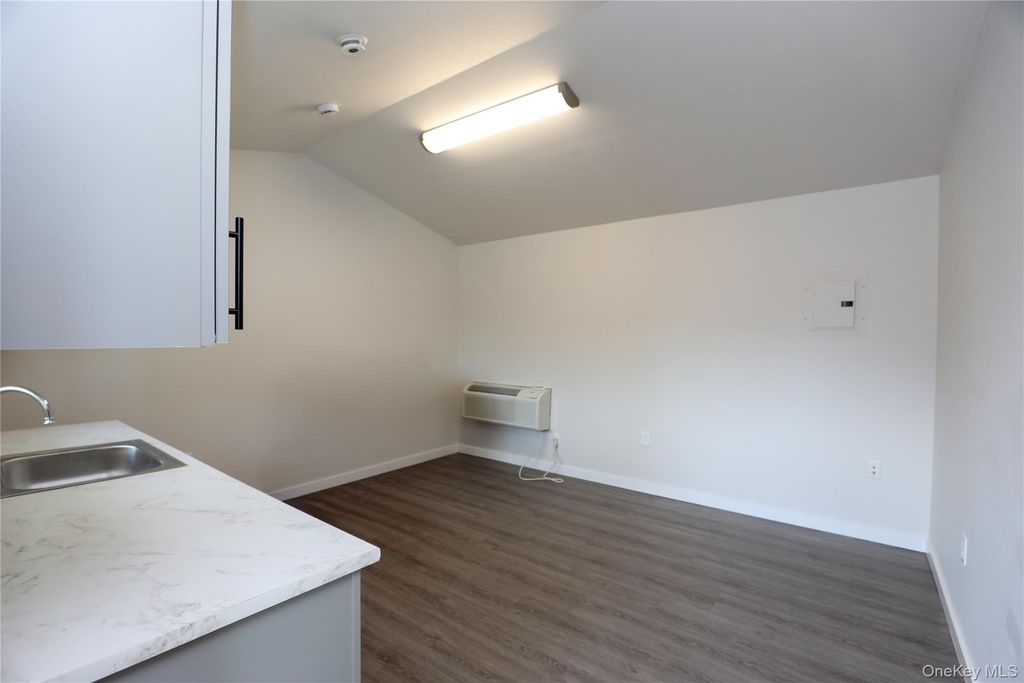 669 Broadway 9w - Photo 1