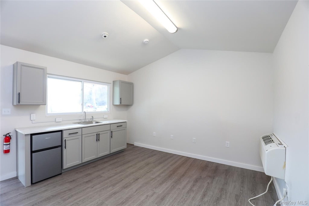 669 Broadway 9w - Photo 2