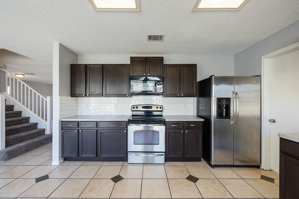 1240 Dexford Dr - Photo 2
