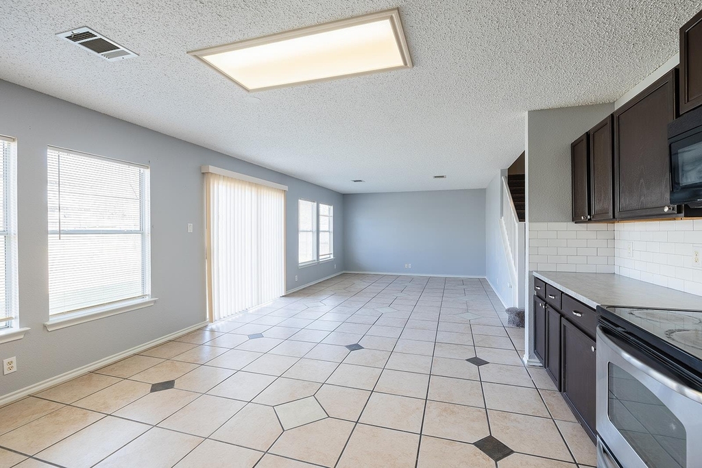 1240 Dexford Dr - Photo 5