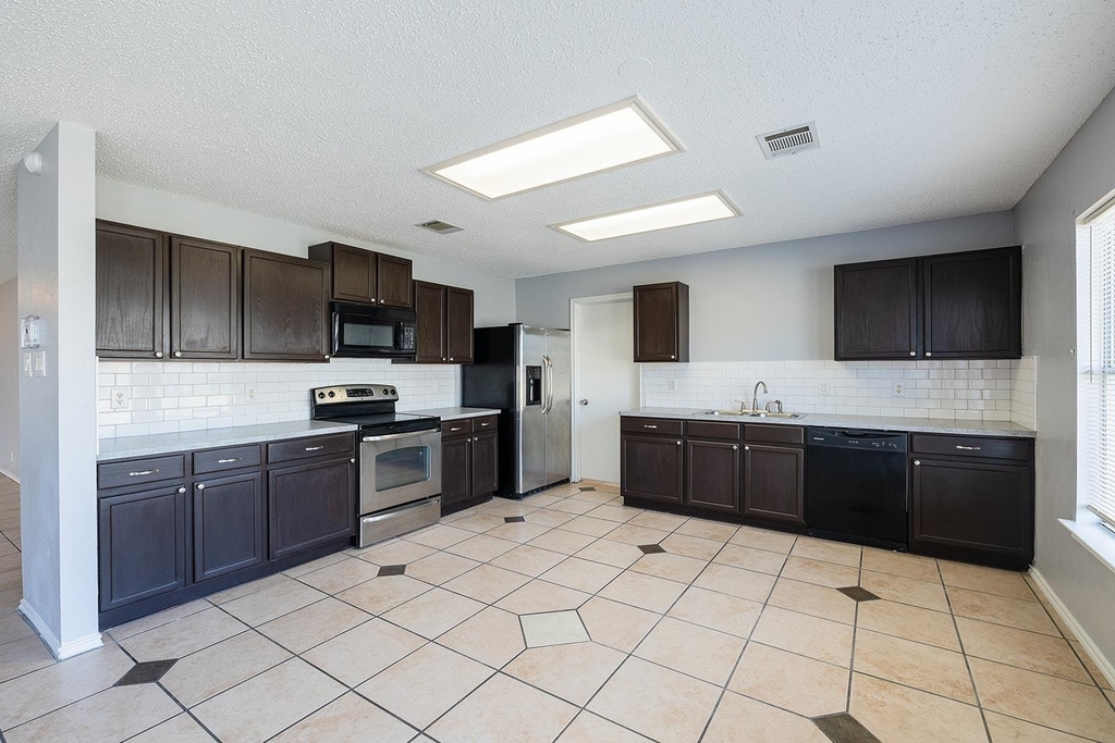 1240 Dexford Dr - Photo 4