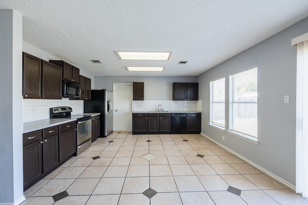1240 Dexford Dr - Photo 3