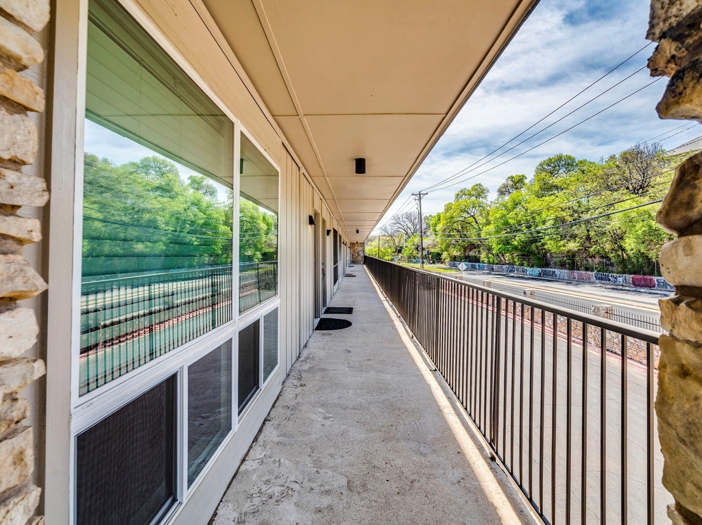 500 E Riverside Dr - Photo 28