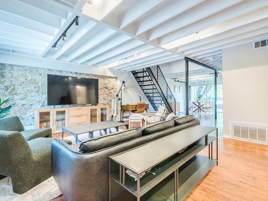 500 E Riverside Dr - Photo 2