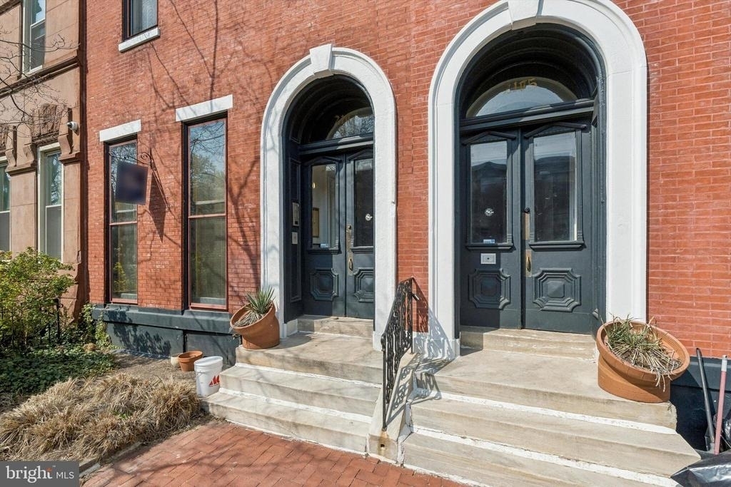 2105 Green Street - Photo 2