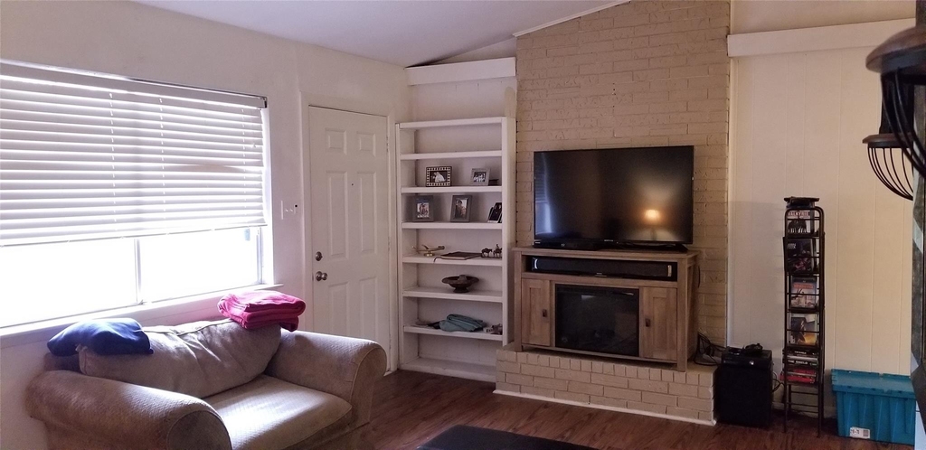 2114 Ann Arbor Ave - Photo 2